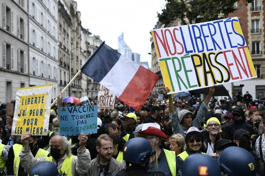 237.000 personnes, selon la police, ont défilé samedi contre le passe sanitaire et la vaccination.