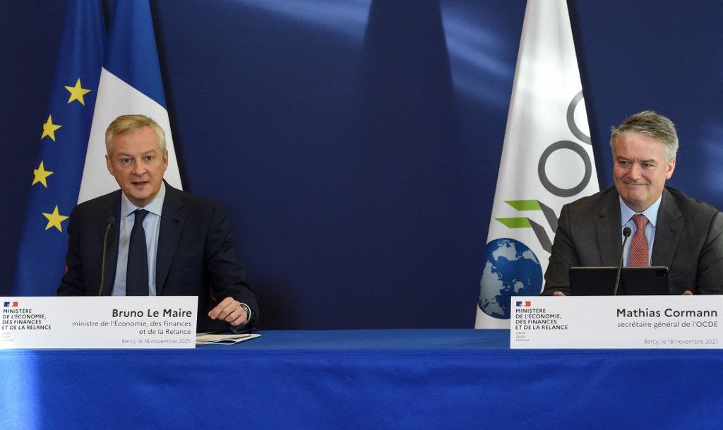 Le ministre de l'Économie et des Finances, Bruno Le Maire, et le président de l'OCDE, Mathias Cormann, lors d'une conférence de presse à Paris, le 18 novembre 2021.