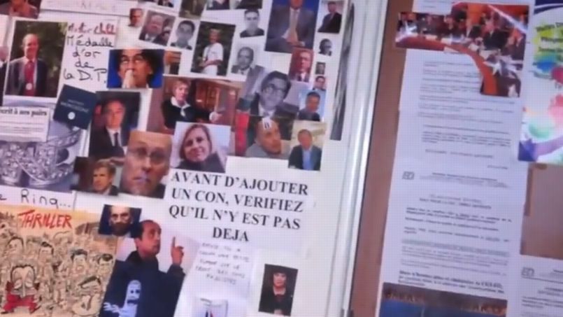 Les photographies de plusieurs personnalités, surtout de droite, étaient collées sur un mur avec la mention "mur des cons".