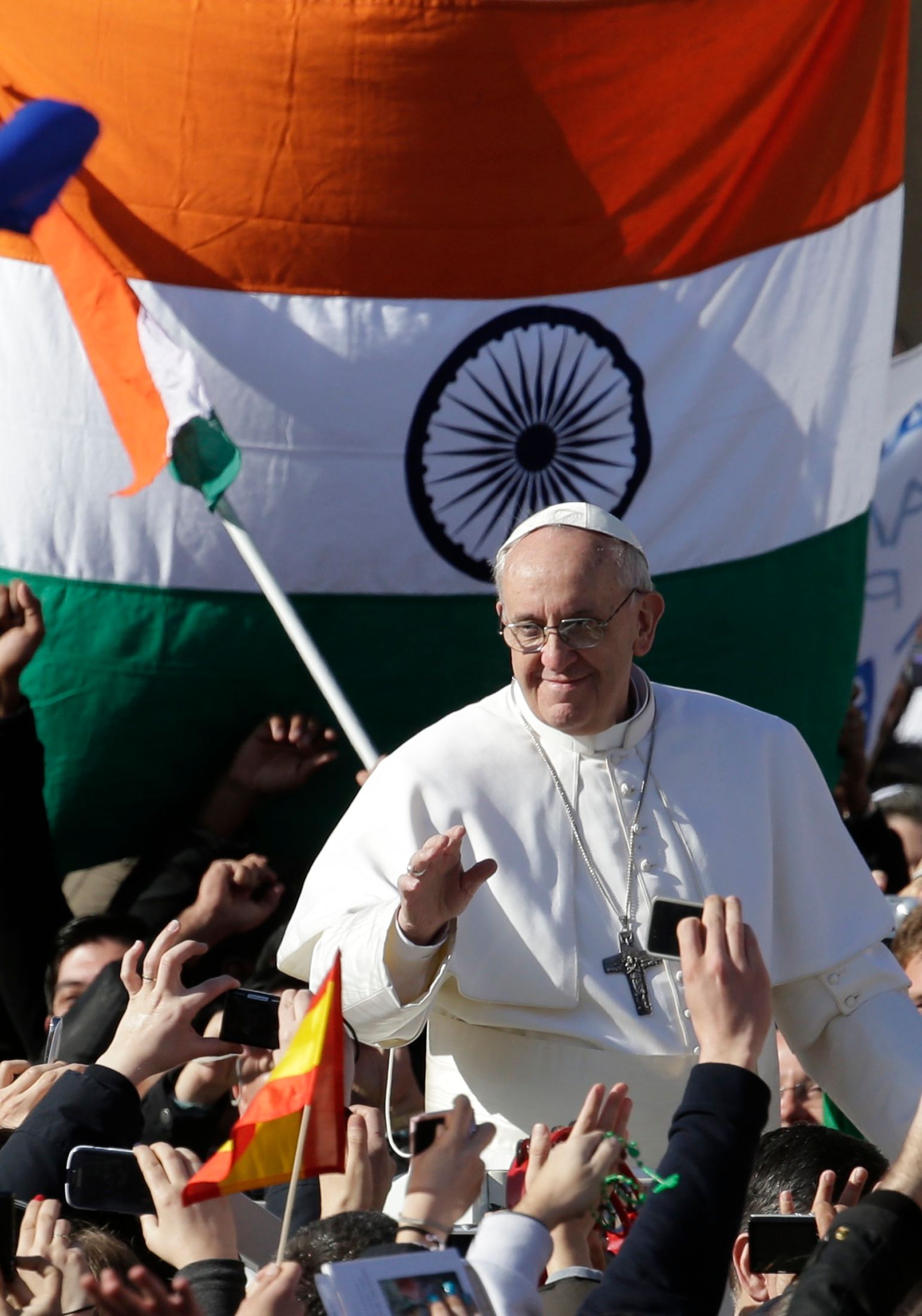 Messe d'intronisation du pape François le souverain pontife réclame plus d'entraide pour 