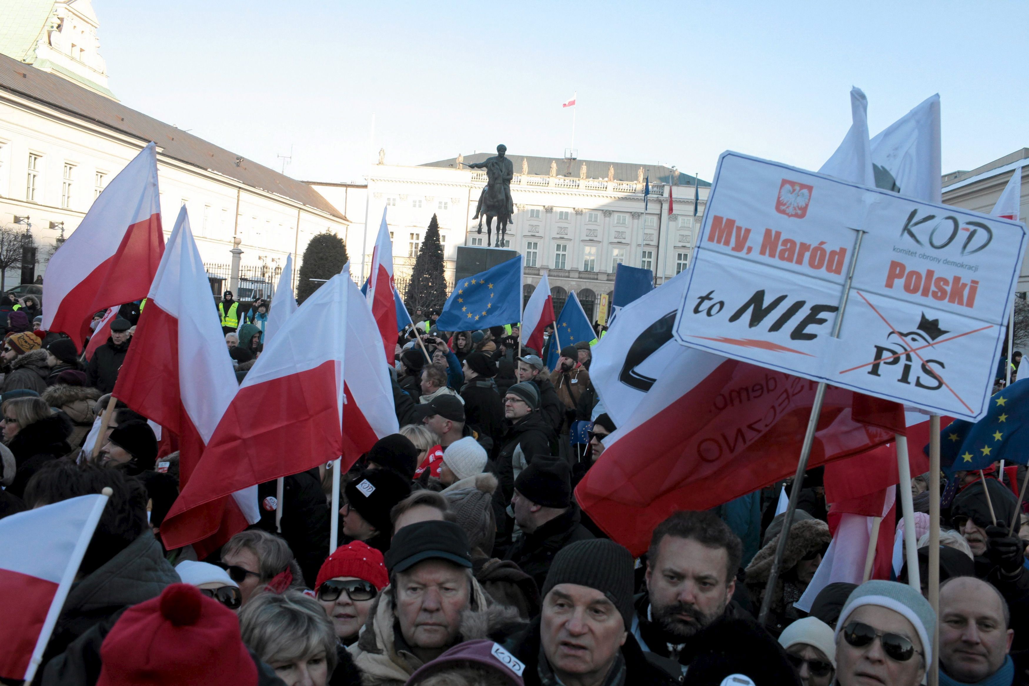 Suite à la victoire du parti nationaliste et conservateur Droit et Justice (PiS) en Pologne, on assiste à une dérive autoritaire dans le pays.